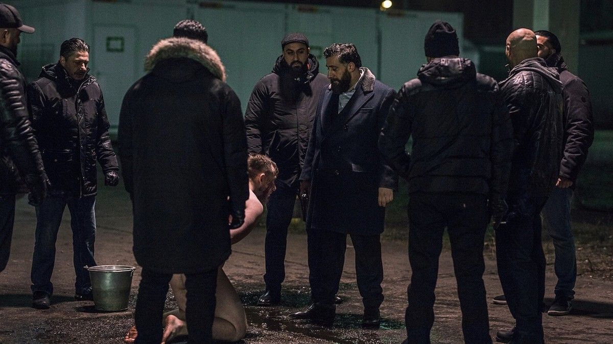 Toni (Kida Khodr Ramadan) und der Hamady-Clan verhören einen Tschetschenen, der für das Feuer in der Flüchtlingsunterkunft verantwortlich ist.