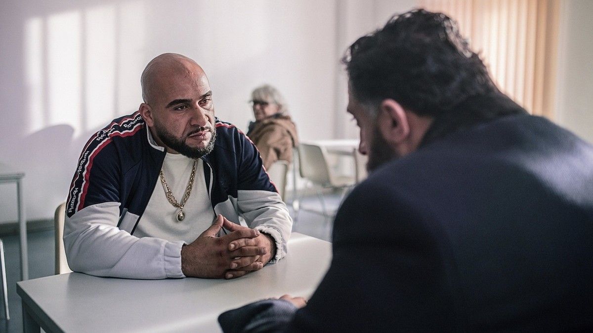 Toni (Kida Khodr Ramadan, r.) besucht seinen Bruder Abbas (Veysel Gelin, l.) im Gefängnis und möchte ihm Mut machen.